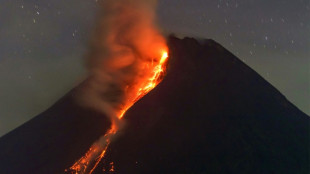 Le volcan indon&eacute;sien Merapi en &eacute;ruption crache de la lave en fusion