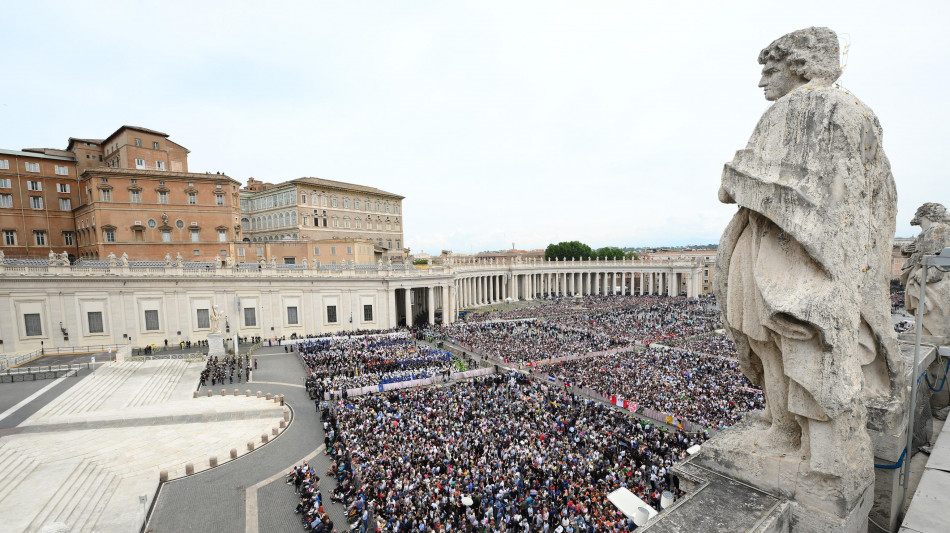 In centomila a San Pietro per il primo Regina Caeli di Leone XIV
