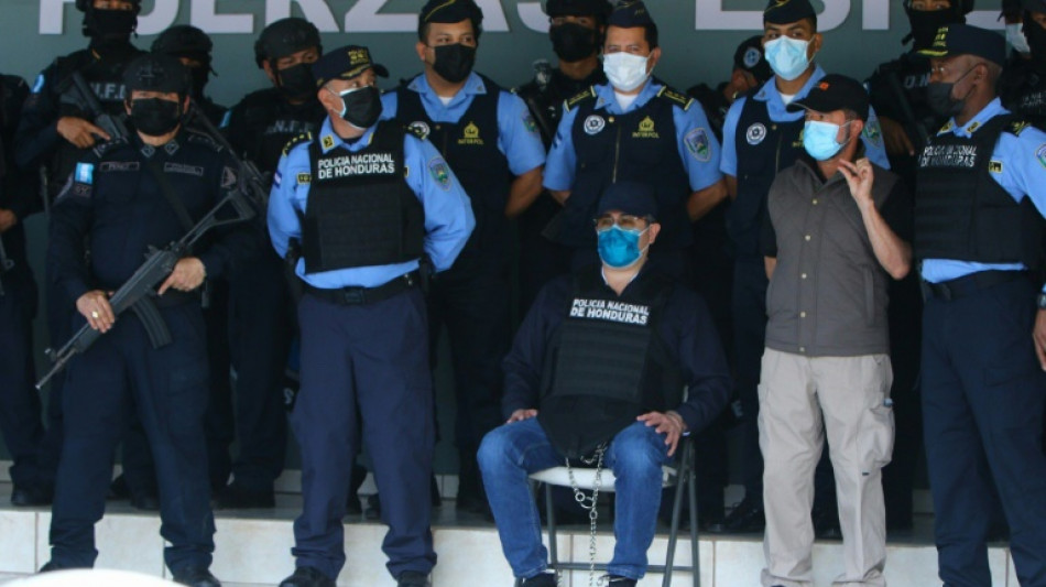 Honduras: l'ex-pr&eacute;sident Hernandez pr&eacute;sent&eacute; &agrave; un juge qui doit statuer sur son extradition
