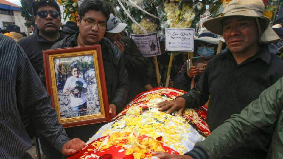 Un muerto en nueva jornada de bloqueos y protestas contra la presidenta de Per&uacute;