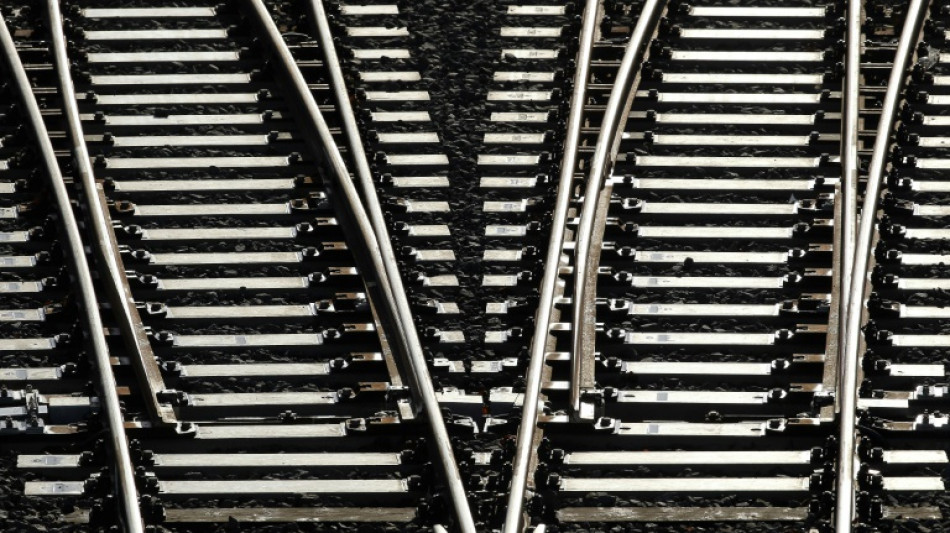 Regionalbahn kollidiert bei Essen mit auf Gleisen abgestellten K&uuml;hlschr&auml;nken