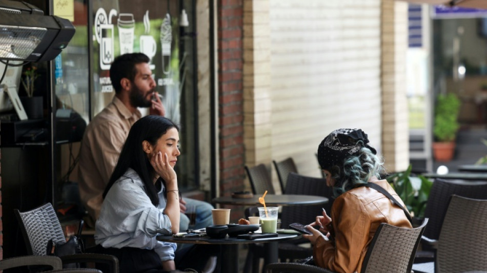 Entre caf&eacute;s e passeios, habitantes de Teer&atilde; aproveitam a tr&eacute;gua