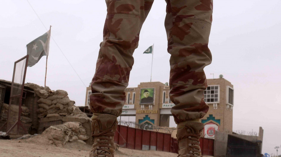 Le forze afghane attaccano posti di confine con il Pakistan