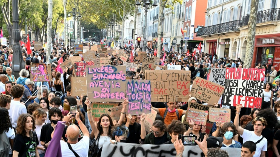 Sch&uuml;ler und Gewerkschaftsvertreter blockieren erneut Schulen in Frankreich