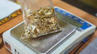 Trickdiebe tragen Kommode mit Gold- und Silberschmuck aus Wohnung von Seniorin