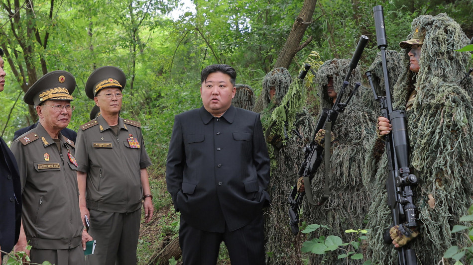 Kim Jong Un riceve le famiglie dei soldati caduti in Russia