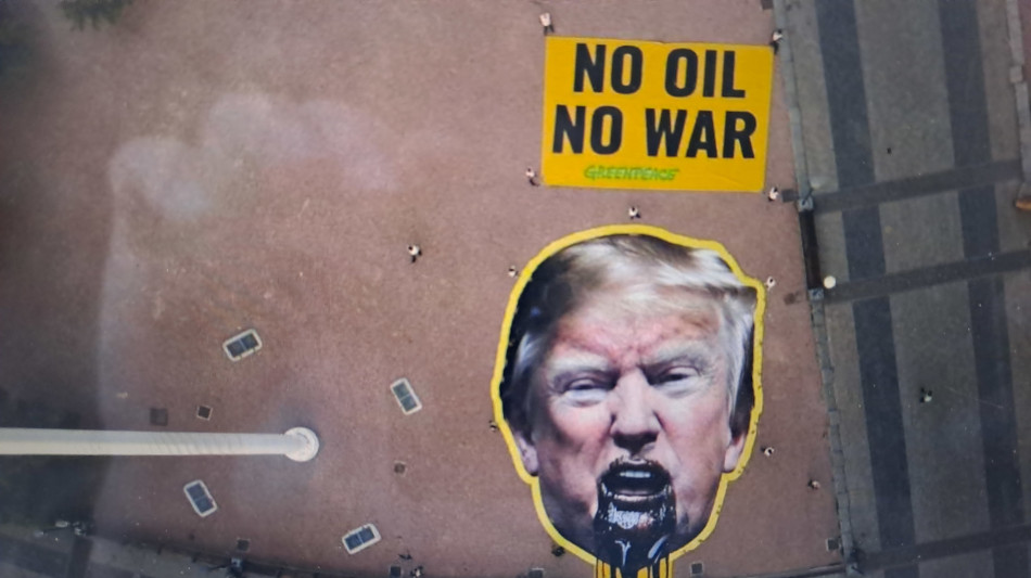 Greenpeace esibisce immagine di Trump che vomita petrolio, 'no oil, no war'