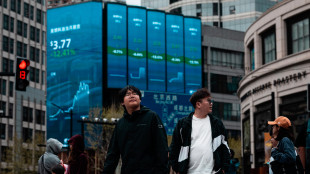 Borsa: Asia poco mossa, future negativi, Tokyo -0,7%