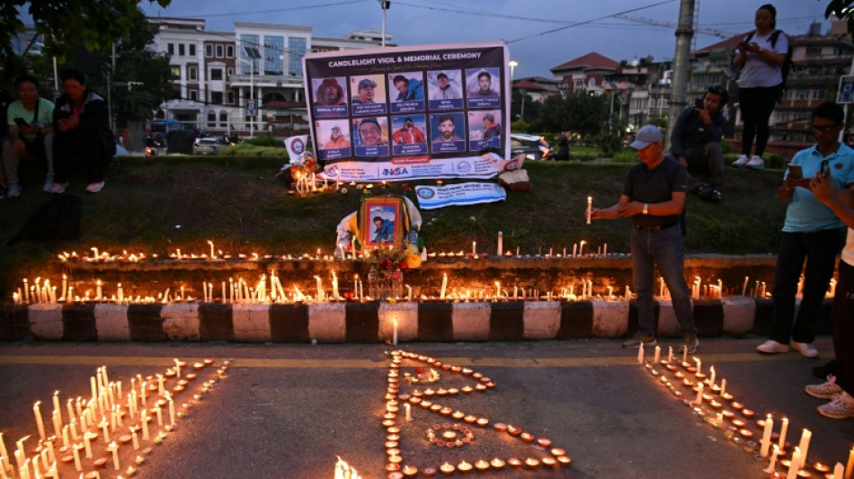 Nepal faz vig&iacute;lia em homenagem a alpinistas mortos em avalanche no Paquist&atilde;o