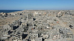 De retour dans une "ville fantôme", des Gazaouis montent des tentes sur les ruines