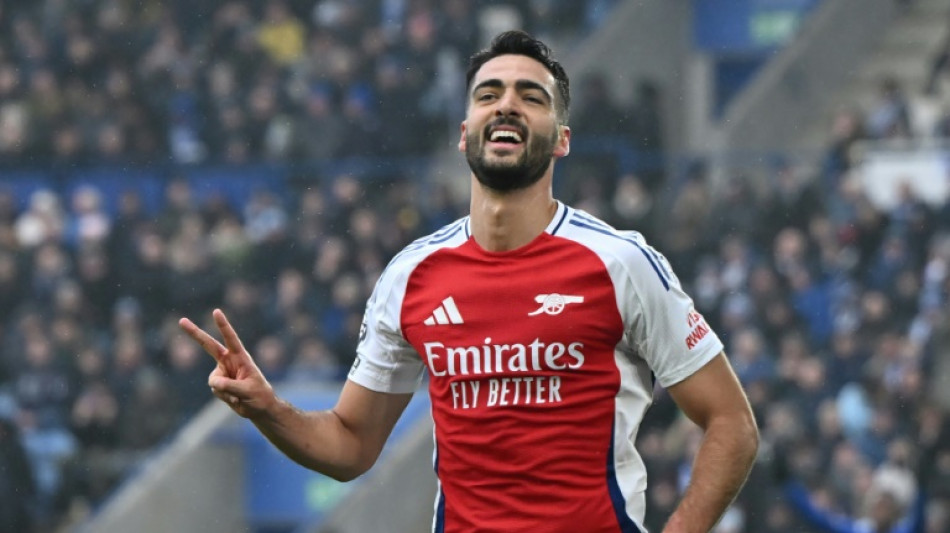 Arsenal vence Leicester e mant&eacute;m persegui&ccedil;&atilde;o ao Liverpool