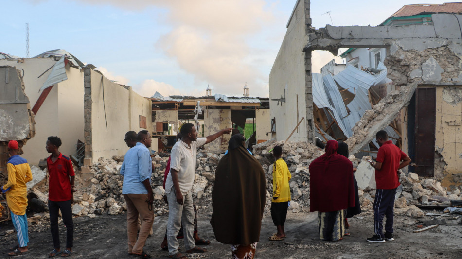 Saliti a 9 i morti in attentato in un caff&egrave; di Mogadiscio
