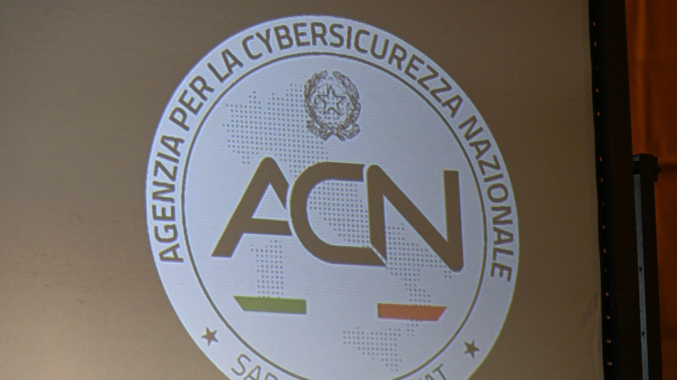 Agenzia cyber, 'falsit&agrave; su telefoni alte cariche on line'