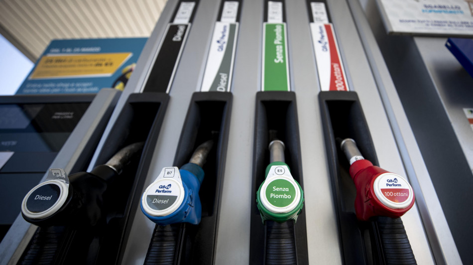 La benzina scende a 1,731 euro al litro, ai minimi dal 2022
