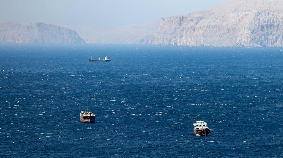 Media Iran, 'Hormuz completamente chiuso, navi costrette a tornare indietro'