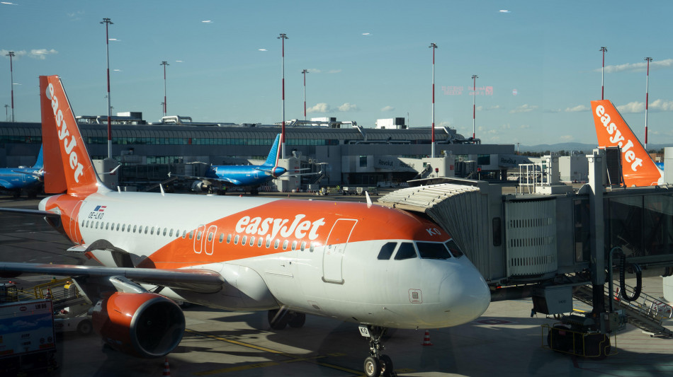 Easyjet aggrava le perdite, punta su domanda estiva
