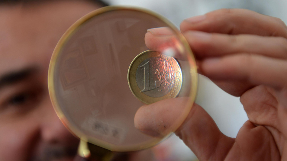 L'euro è in lieve calo, a 1,1452 sul dollaro