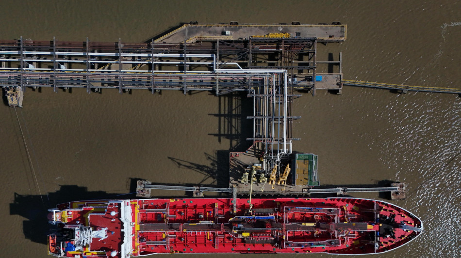 Il petrolio chiude in forte calo a New York, Wti cede il 4,50% a 95,79 dollari