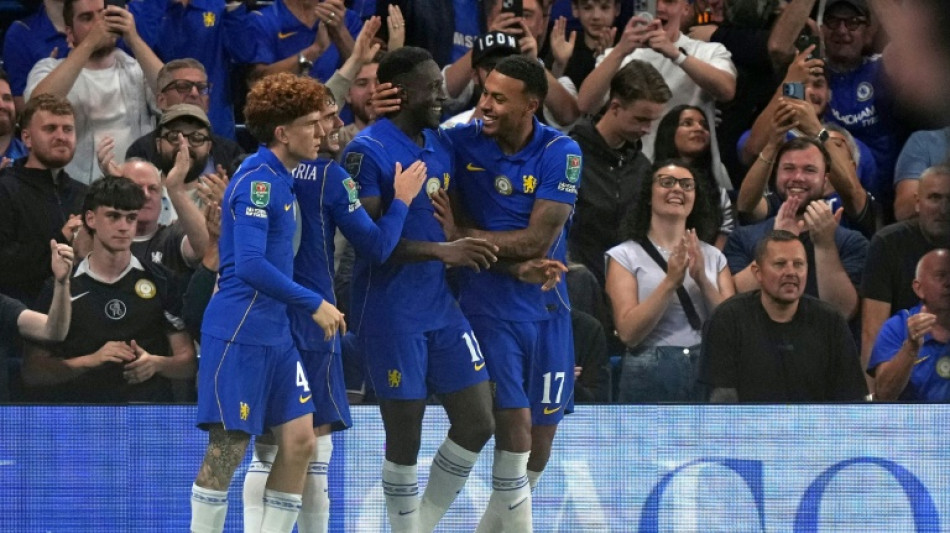 Welbeck marca seu 1&ordm; gol pelo Chelsea em vit&oacute;ria sobre o Luton (2-0) na Copa da Liga