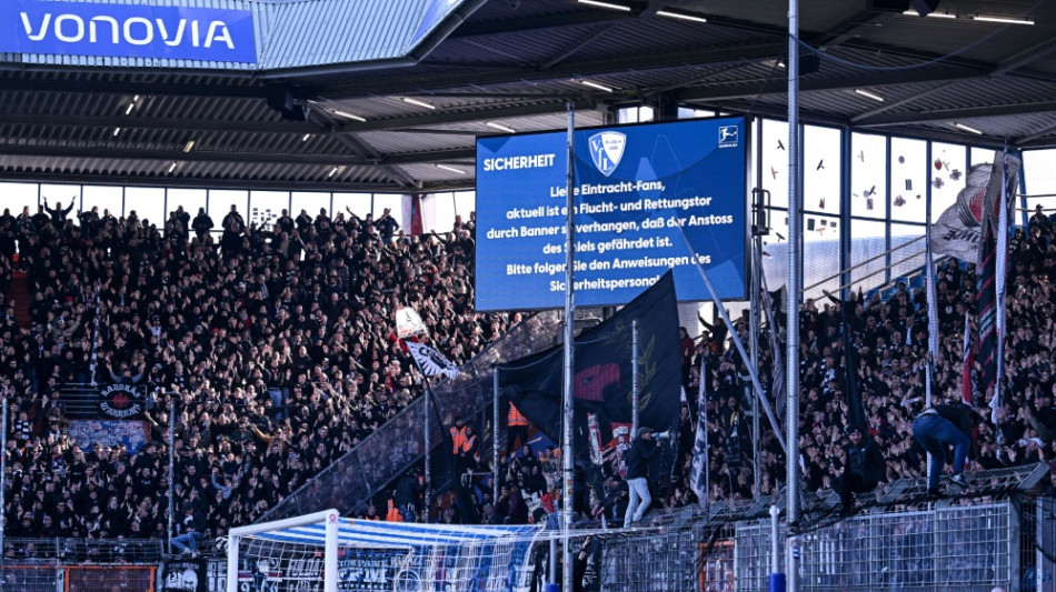 Banner versperrt Rettungsweg: Ansto&szlig; in Bochum verz&ouml;gert sich