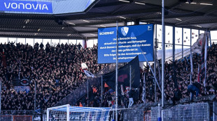 Banner versperrt Rettungsweg: Ansto&szlig; in Bochum verz&ouml;gert sich