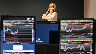 Borsa: Milano -2,1% con tecnologici e banche, Btp vola al 4,67%