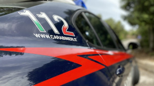 Tenta di uccidere la compagna, lei scappa dai vicini con la bimba e si salva