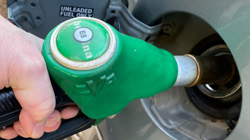 Il petrolio cresce ancora, wti torna oltre i 100 dollari, sui massimi