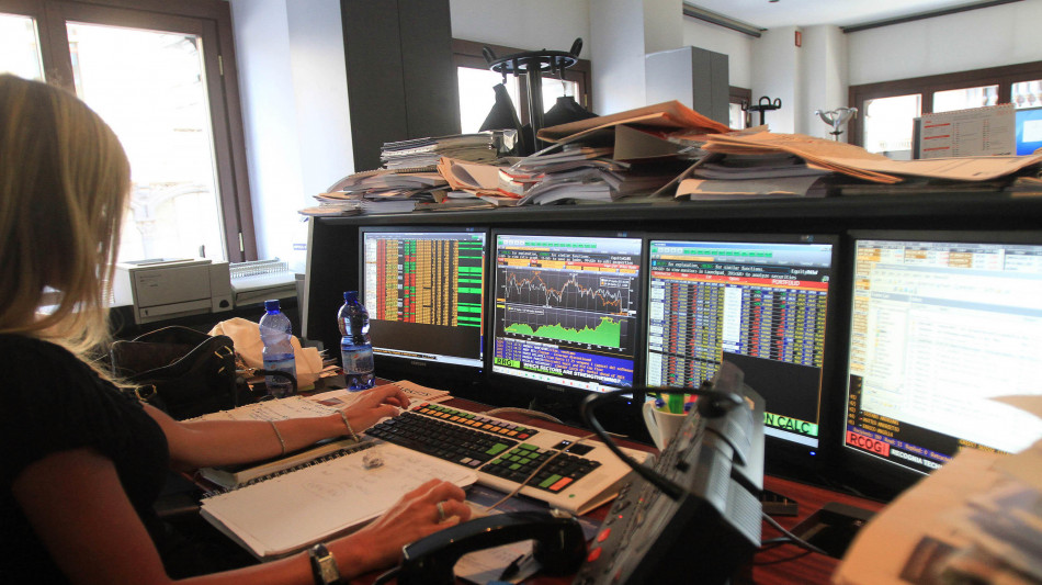 Borsa: Milano a +0,3% con le banche e Campari, gi&ugrave; Tenaris