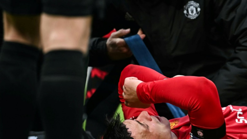 Manchester United confirma grave les&atilde;o no joelho de Lisandro Mart&iacute;nez