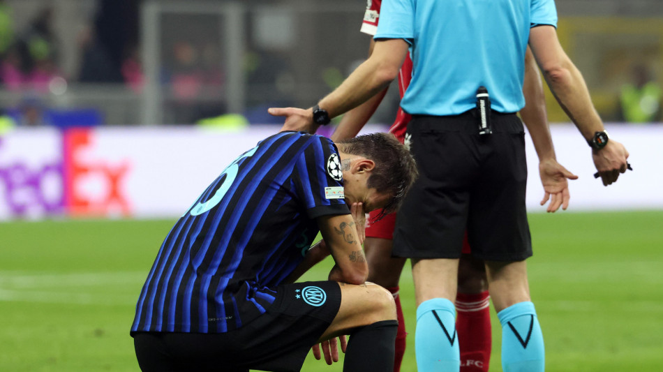 Calcio: brutte notizie per l'Inter, Acerbi salter&agrave; la Supercoppa