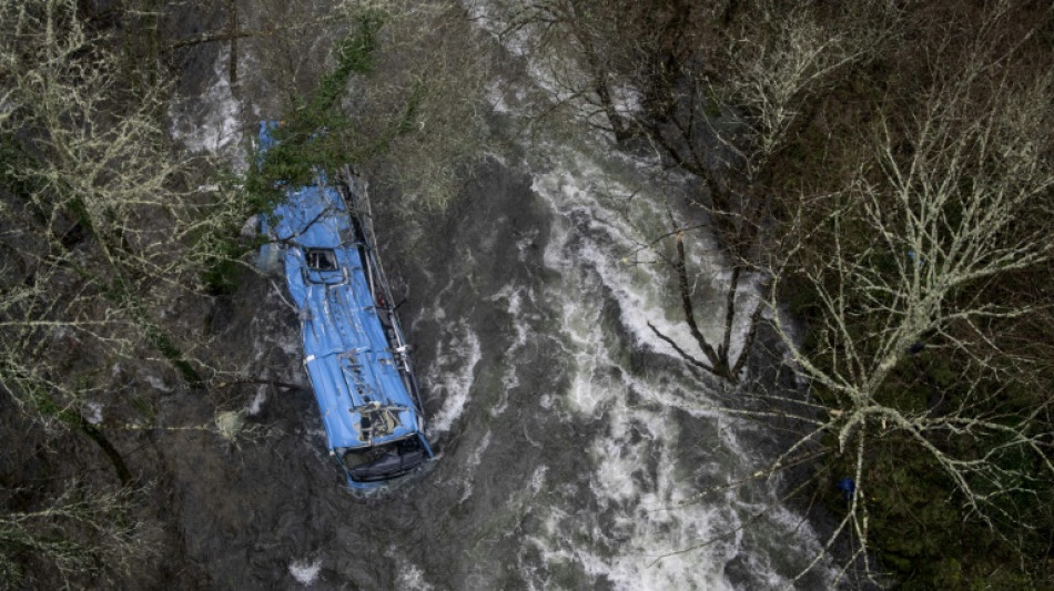 Cinq morts apr&egrave;s la chute spectaculaire d'un car dans une rivi&egrave;re en Espagne