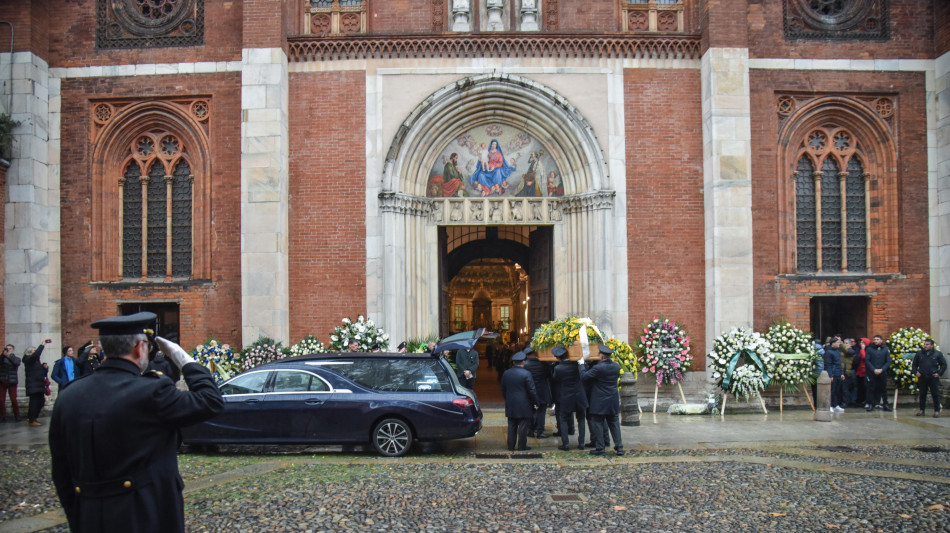 Funerali Vanoni, dopo l'omelia Fresu suona 'L'appuntamento'