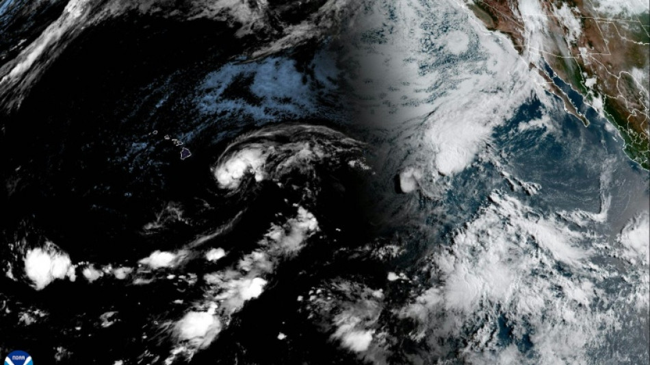 Lala, now a hurricane, dumps heavy rain on Hawaii