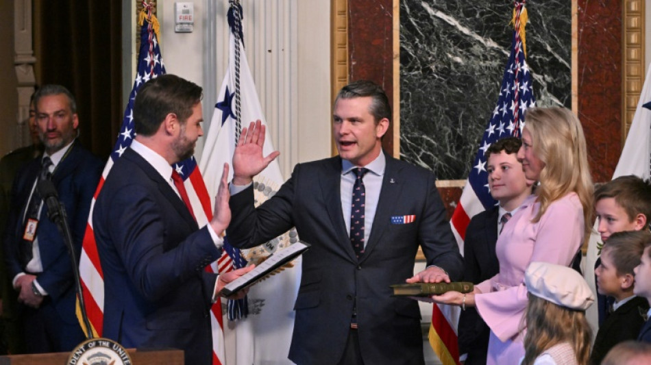 Hegseth toma posse como secret&aacute;rio de Defesa dos EUA ap&oacute;s vota&ccedil;&atilde;o acirrada no Senado