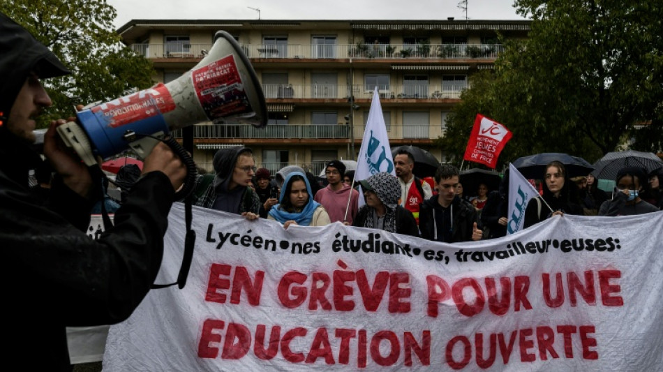 Lyc&eacute;es: les cours reprennent mais des blocages subsistent avant des manifestations cet apr&egrave;s-midi