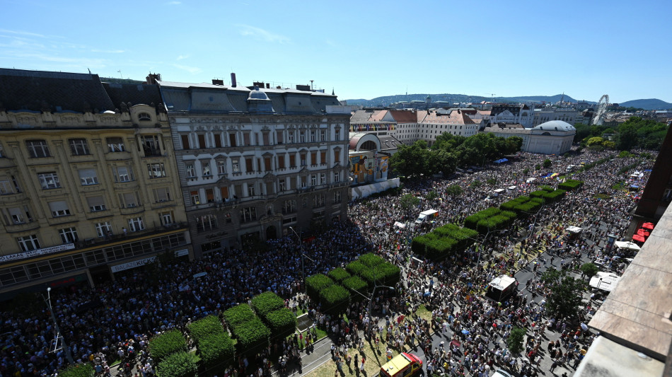 Organizzatori, siamo oltre 100.000 al Pride a Budapest