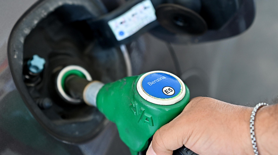 Staffetta, cala la benzina, diesel self ai minimi dal 2022
