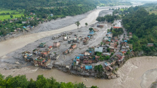 Nepaleses buscam familiares desaparecidos ap&oacute;s avalanche devastadora