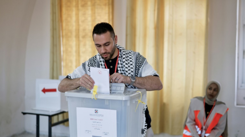 Palestinos votam com baixa participa&ccedil;&atilde;o nas primeiras elei&ccedil;&otilde;es desde a guerra em Gaza