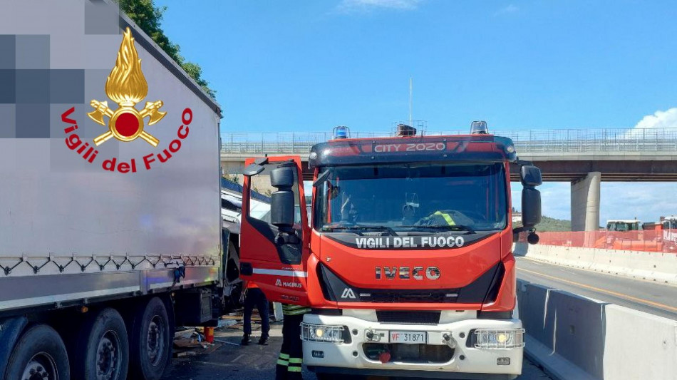 Schianto con 2 tir sull'A1, morta una 21enne