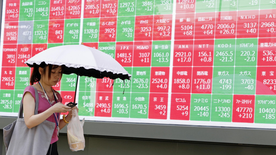 Borsa: Asia in rosso, anche in Giappone bond sotto pressione