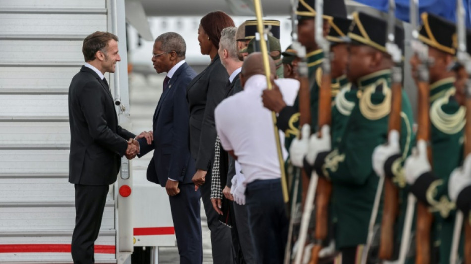 Apartheid, &eacute;conomie: Macron entame une visite en Afrique du Sud avant le G20