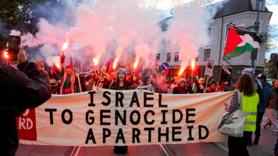 Centenas de manifestantes pró-palestinos protestam antes da partida entre Noruega e Israel