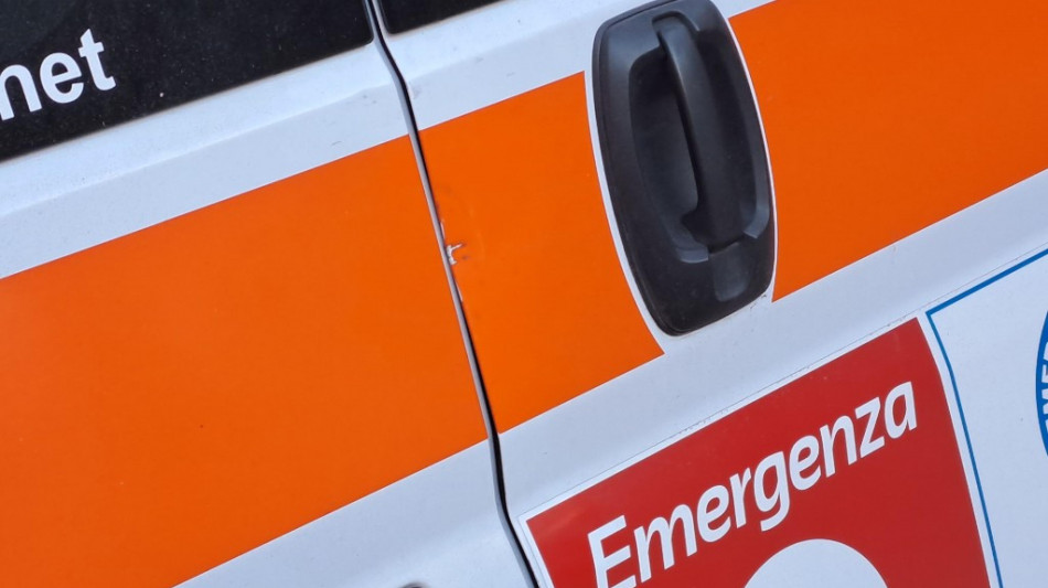 Su bici elettrica travolge 15enne e fugge, grave ragazzino