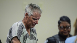 Pai de adolescente que cometeu ataque a tiros nos EUA enfrenta julgamento por assassinato