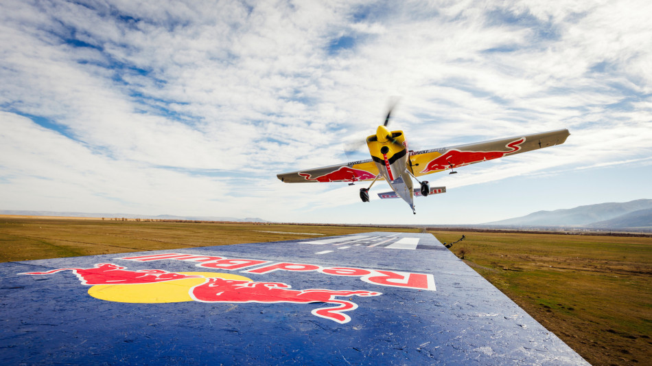 Primato mondiale: l'atleta Red Bull Costa atterra e decolla da un treno in movimento