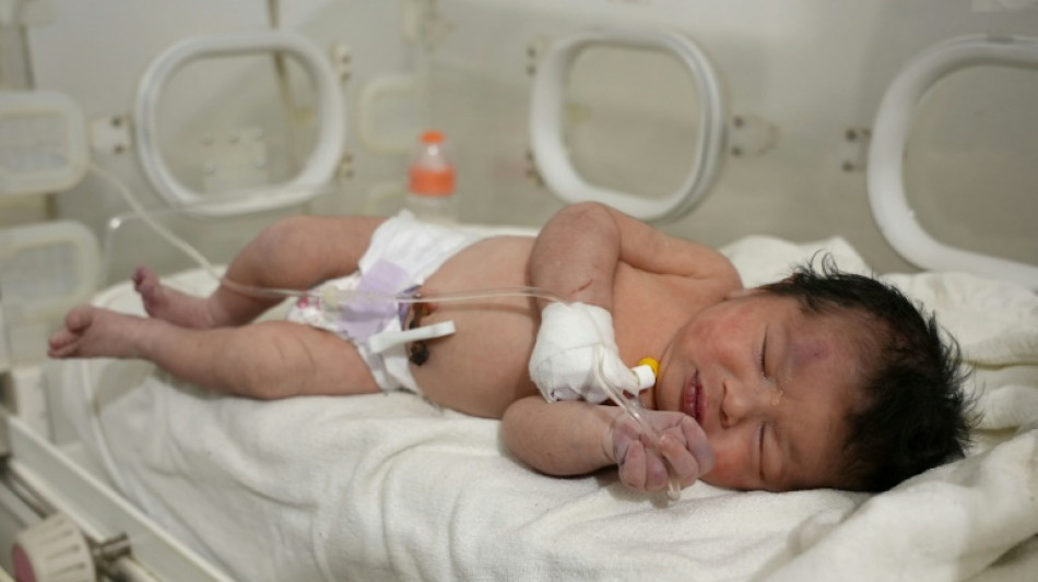 Rescatada una reci&eacute;n nacida con el cord&oacute;n umbilical entre los escombros en Siria