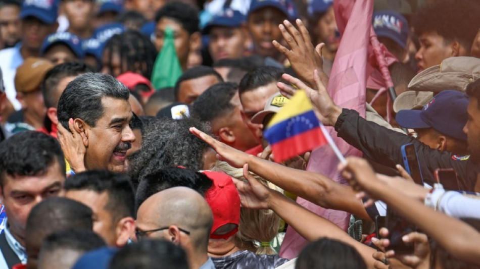 Maduro marcha com estudantes ap&oacute;s nomear equipe de campanha na Venezuela