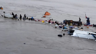 Marinha peruana realiza buscas por desaparecidos ap&oacute;s deslizamento que deixou 12 mortos